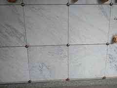 miniatura Cellette in marmo di carrara bianco con borchie in ottone di sostegno, impresa edile vicino Vanzaghello